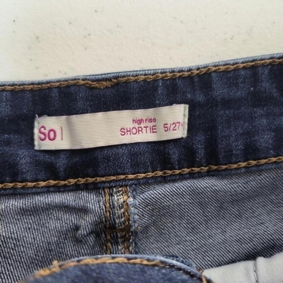 SO Distressed Denim Shorts Dark Wash Ripped Frayed Hem Juniors Size 9 - Picture 6 of 8